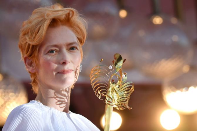 La actriz Tilda Swinton sostiene una máscara de mariposa brillante en la ceremonia de apertura y la proyección del drama romántico italiano "Lacci". Swinton vistió una blusa blanca y una falda de capas de crepé negra de la colección de Haute Couture Primavera-Verano 2020 de Chanel en la alfombra roja.