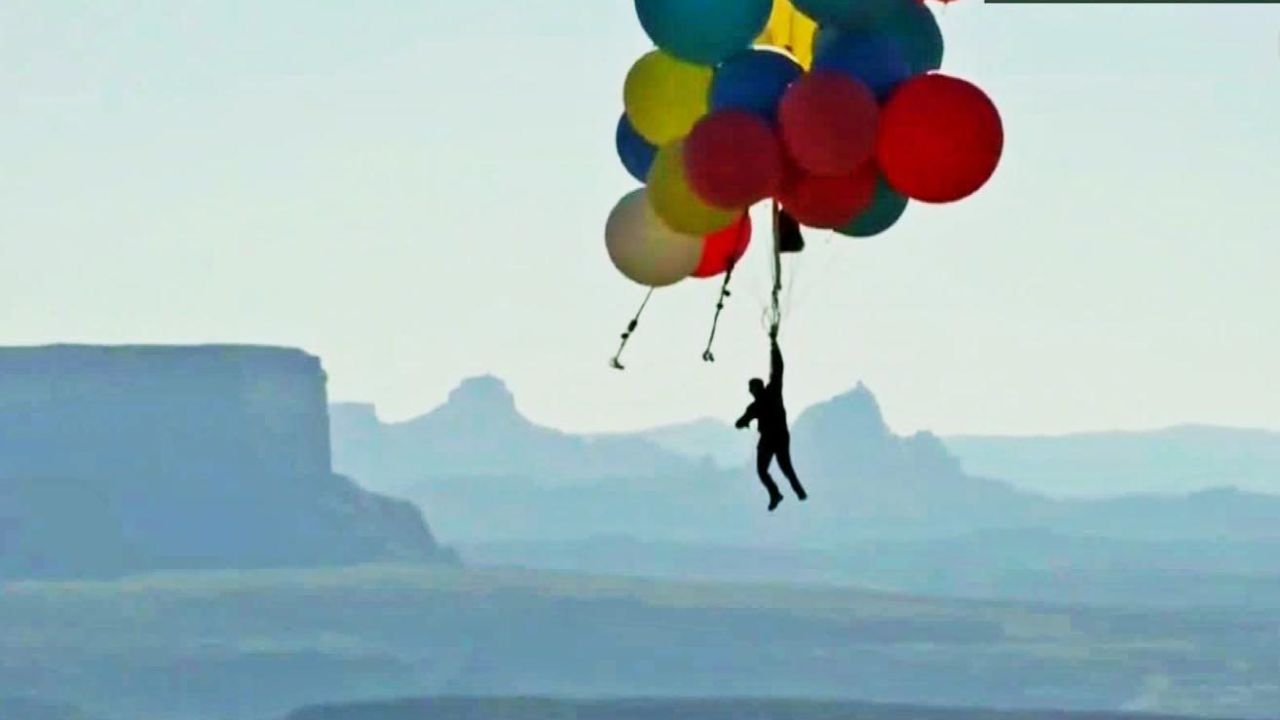 CNNE 883054 - asi sobrevolo un desierto sujetado por globos de helio