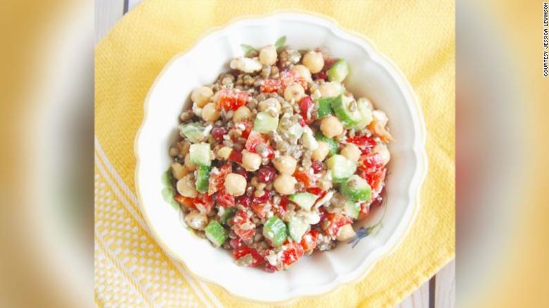 Esta ensalada de lentejas y garbanzos obtiene un toque especial con el queso feta picante y una vinagreta de limón