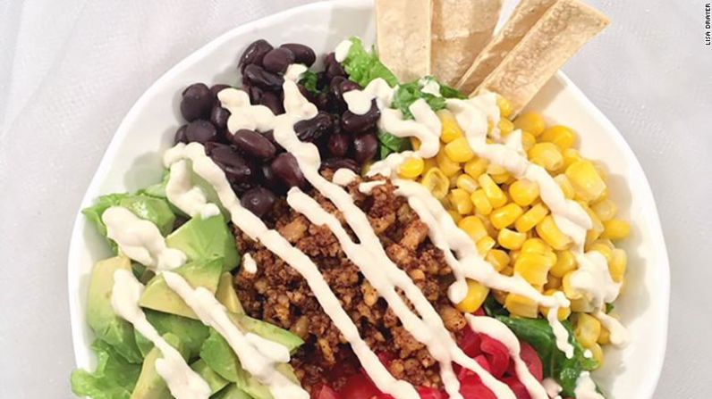 Y si tienes un capricho a mediodía, esta ensalada de taco de nueces con crema de anacardo y lima es una fiesta de texturas y sabores.