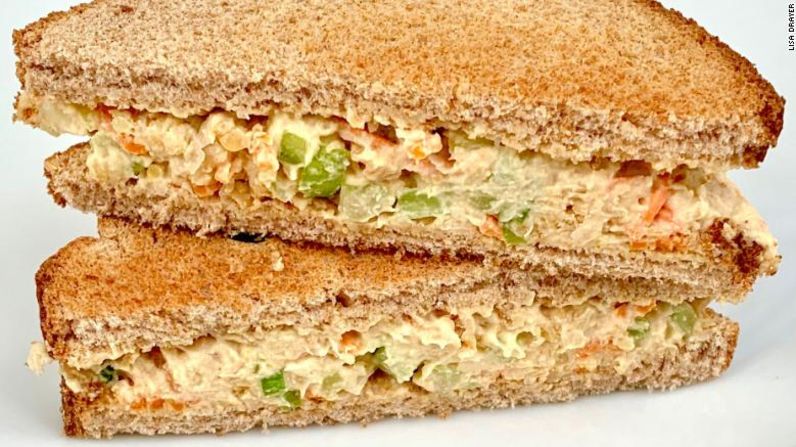 Este sándwich de ensalada de garbanzos lleno de verduras alimentará a tus hijos mayores y los mantendrá llenos durante una tarde de clases en línea.