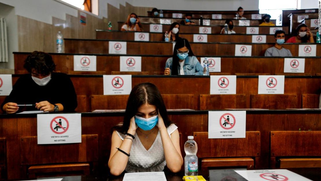 Estudiantes hacen un examen de aptitud para la Universidad de Medicina en Roma, Italia, el 3 de septiembre.