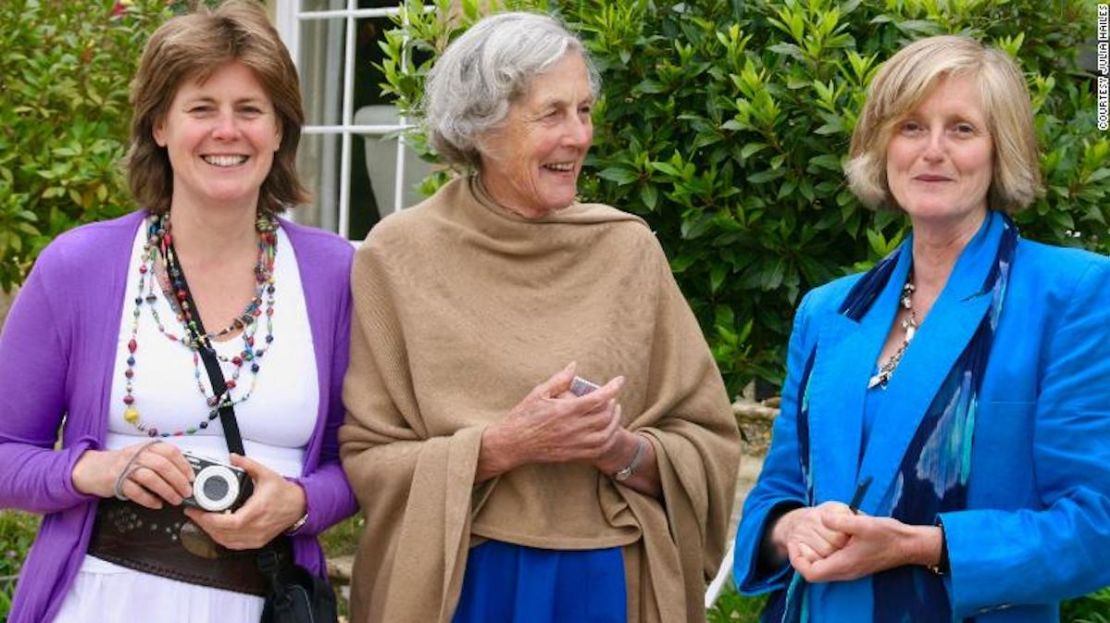 Julia Hailes, a la izquierda, con su madre de 90 años, Minker, y su hermana Amanda.