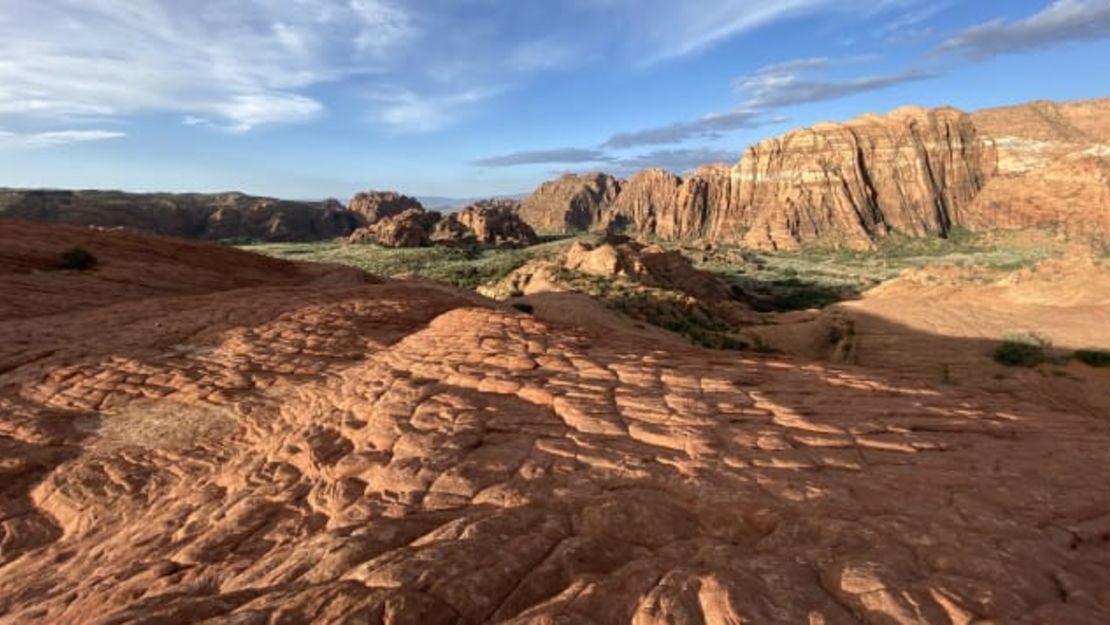 El bloguero Lee Abbamonte ha publicado fotos impresionantes como esta, del Parque Estatal Snow Canyon en Utah, desde que comenzó a viajar nuevamente. Cortesía de @LeeAbbamonte