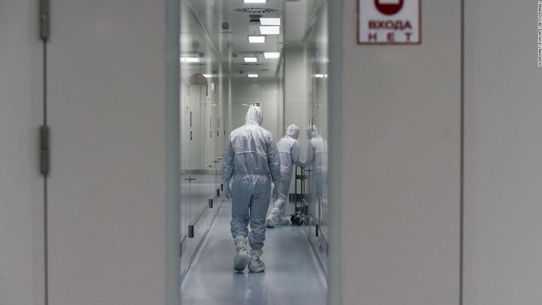 Los empleados caminan el 20 de mayo en un pasaje en la sede de la empresa de biotecnología rusa BIOCAD, que ha trabajado en una vacuna contra el coronavirus.