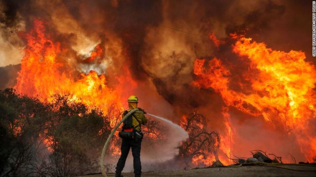 Los bomberos del condado de San Miguel luchan contra el incendio forestal Valley.