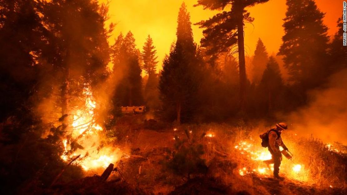 Cientos de personas tuvieron que ser rescatadas del incendio Creek después de que un muro de fuego atrapara a la gente.