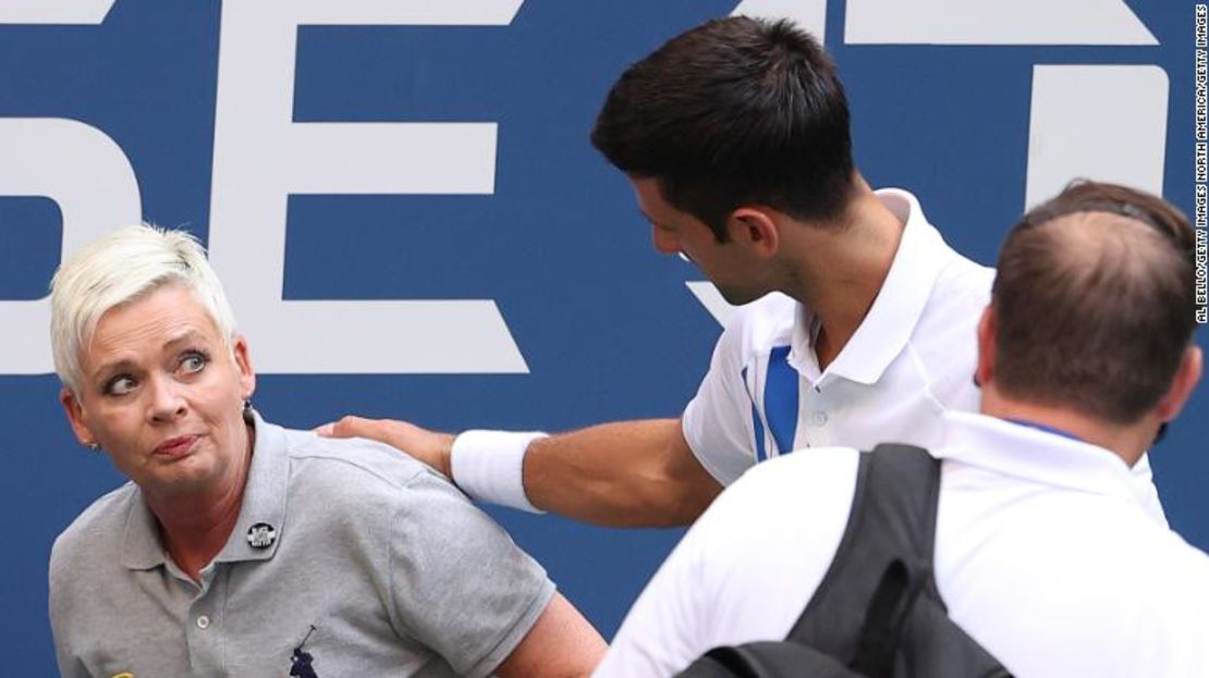 Djokovic se disculpa con la jueza de línea a quien golpeó con la pelota.