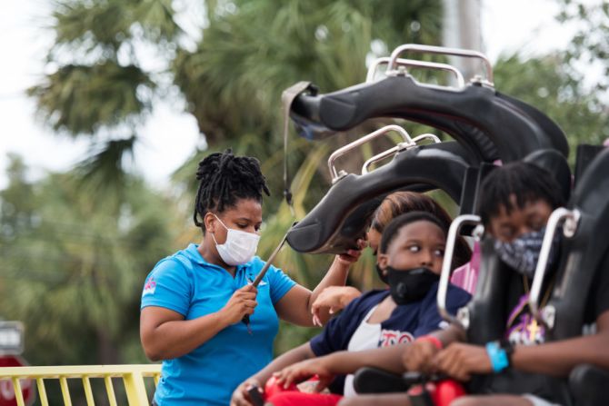 Una trabajadora se prepara para activar una atracción en un parque de diversiones en Myrtle Beach, Carolina del Sur, el 5 de septiembre de 2020.