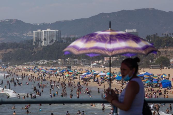 Una mujer se cubre del sol con una sombrilla el domingo 6 de septiembre de 2020 en las playas de Santa Mónica, California.