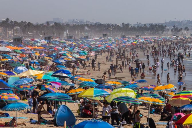 Al día siguiente, el 6 de septiembre, se vio una imagen similar en las playas de Santa Mónica, California. Ese fin de semana California tuvo temperaturas superiores a 43 grados centígrados.