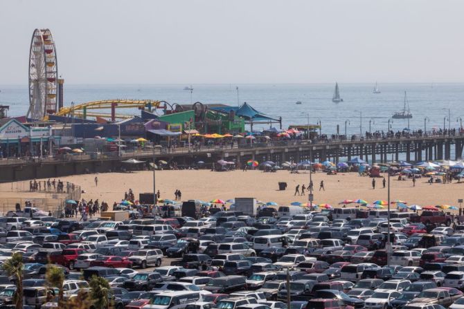 Así lucía un estacionamiento en la playa en Santa Mónica, California, el segundo día del fin de semana del Trabajo en Estados Unidos.