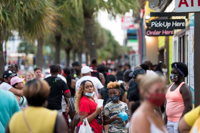 Un grupo de personas caminan por la Ocean Boulveard el 5 de septiembre en Myrtle Beach, Carolina del Sur, durante el fin de semana del Día del Trabajo.