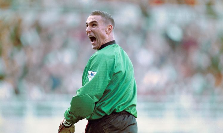 Vinnie Jones tuvo un historial de sucesos violentos en la cancha. Una de las imágenes más recordadas es cuando agarró de los genitales a Paul Gascoigne en un partido entre Newcastle y Wimbledon, apodado 'Crazy Gang', en 1988. Jones después se volvió un actor famoso conocido, justamente, por personajes agresivos como el de la película 'Snatch' (Ross Kinnaird/Allsport/Getty Images).