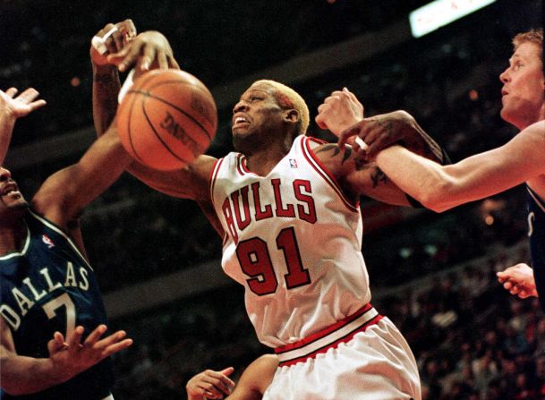 Dennis Rodman, durante un partido de los Chicago Bulls en 1997, pateó a un camarógrafo. Fue suspendido, pagó una multa a la liga y US$ 200.000 al afectado (Vincent Laforet/AFP via Getty Images).