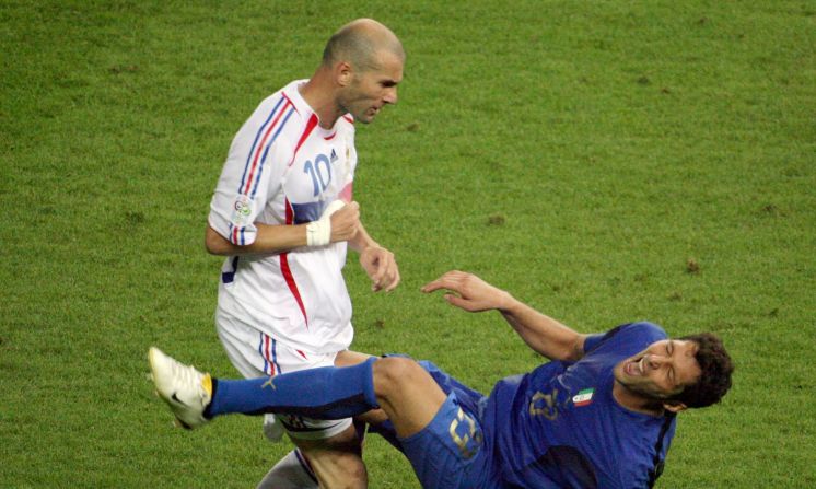 En la final del Mundial de Alemania 2006, Zinedine Zidane le dio un cabezazo al italiano Marco Materazzi. El francés anunció su retiro tras ese partido (JOHN MACDOUGALL/AFP via Getty Images).