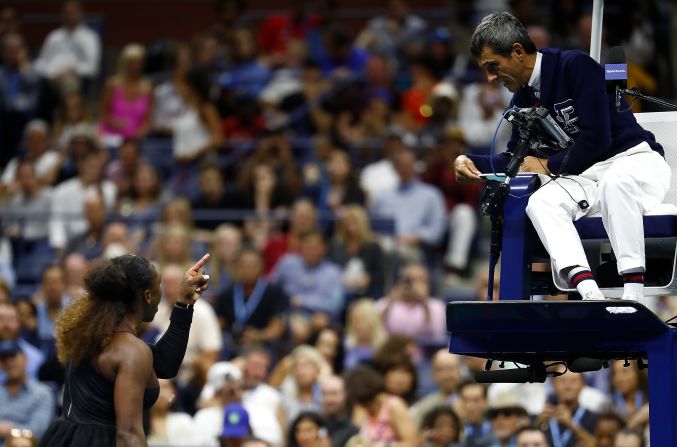 En un partido que perdió contra la japonesa Naomi Osaka en 2018, Serena Williams lanzó su raqueta y llamó al árbitro «ladrón» y «mentiroso». Williams luego denunció una situación de sexismo en el tenis (Julian Finney/Getty Images).