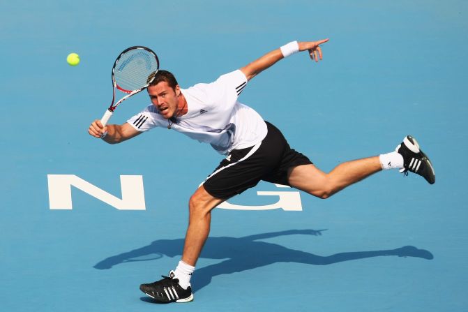 Marat Safin se desquitaba en la cancha con las raquetas. Tanto que, durante su trayectoria, ¡rompió en total 1.055! Se enteró porque la empresa de artículos deportivos que lo patrocinaba, Head, le regaló una tabla de snowboard con la cifra escrita luego de su retiro (Feng Li/Getty Images).