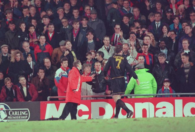 Eric Cantona, leyenda del Manchester United, le dio una patada de kung-fu a un seguidor del Crystal Palace que lo insultaba cuando abandonaba la cancha durante un partido en 1995 (Shaun Botterill/ALLSPORT).