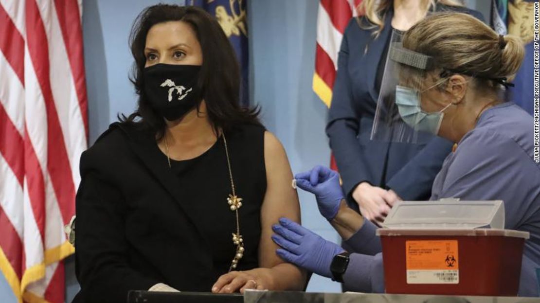 La Gobernadora de Michigan, Gretchen Whitmer, fue vacunada contra la influenza en televisión, en vivo, el 25 de agosto de 2020.