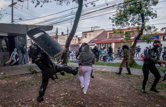 Policía antimotines y manifestantes en protestas del miércoles en Bogotá.