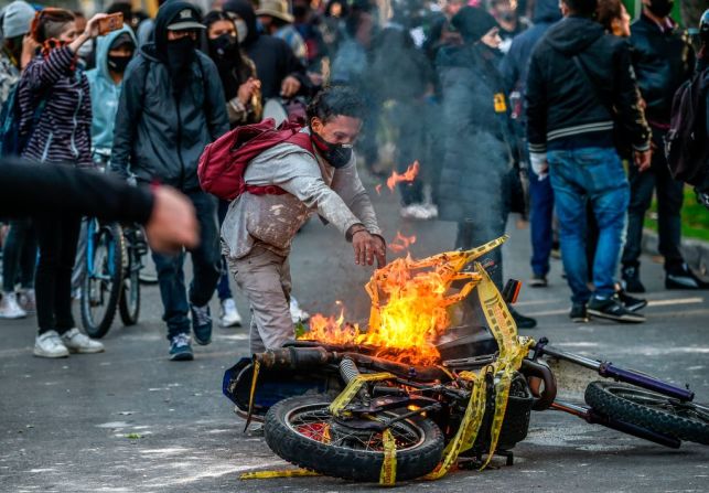 Manifestantes queman una motocicleta durante una protesta en Bogotá.