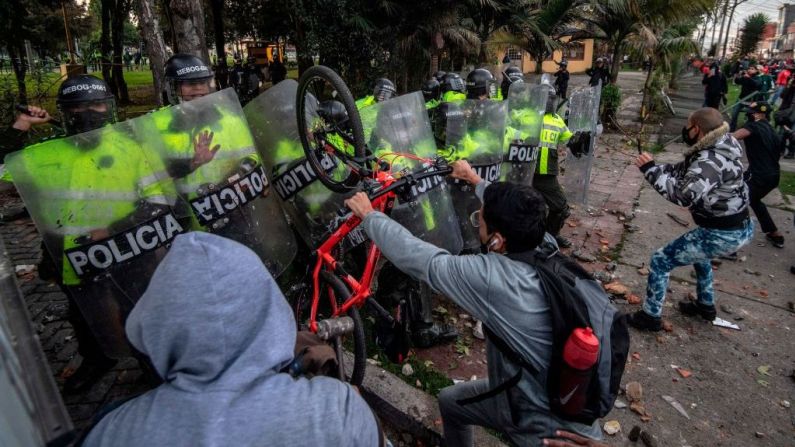 Manifestantes enfrentan a policías durante las protestas por la muerte de Javier Ordóñez que falleció después de haber sido sometido por la policía con pistolas eléctricas.