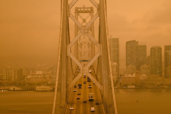 El humo de los incendios forestales de California se cierne sobre el puente San Francisco-Oakland Bay el miércoles. Michael Short / Bloomberg / Getty Images