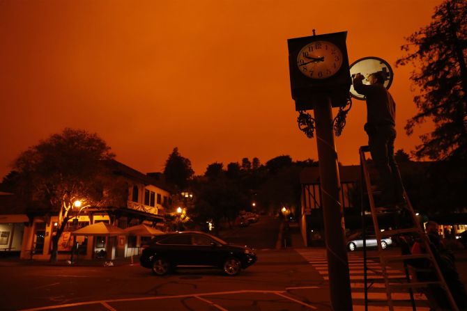 El inspector de edificios Bejhan Razi revisa las reparaciones en un reloj en las avenidas Miller y Throckmorton en el centro de Mill Valley, California, el miércoles. Scott Strazzante / The San Francisco Chronicle / Getty Images