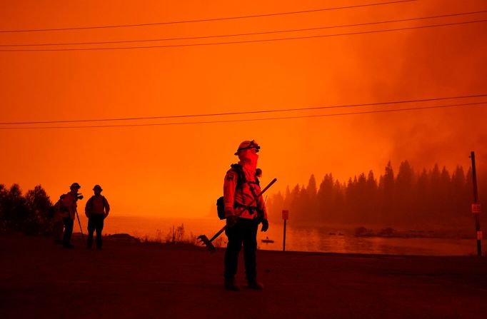 Un bombero observa el avance del incendio Creek en Shaver Lake. Marcio Jose Sanchez / AP