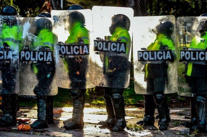 Policías antidisturbios montan guardia durante las protestas.