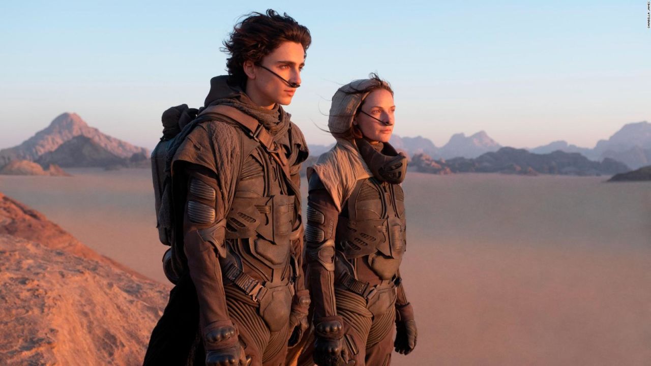De izquierda a derecha, Timothée Chalamet y Rebecca Ferguson en sus papeles de Paul Atreides y Jessica Atreides, respectivamente, en la película "Dune".