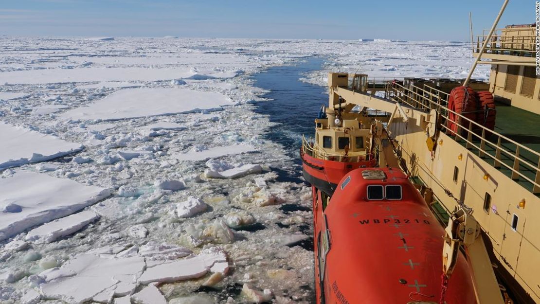 Vista desde el rompehielos Nathaniel B. Palmer en camino hacia el glaciar Thwaites.