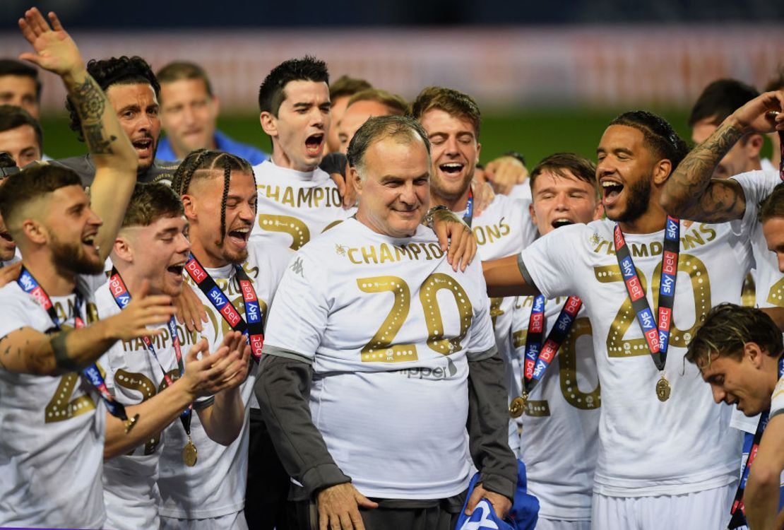 Leeds, Inglaterra - Julio 22: Marcelo Bielsa celebra con sus jugadores luego de conseguir el Championship