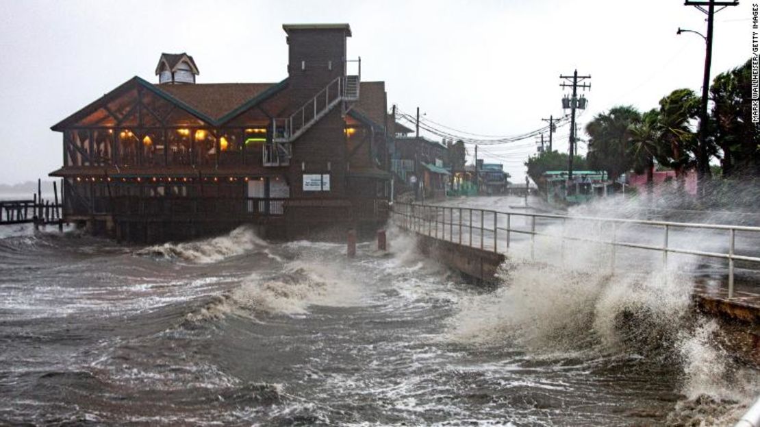 La tormenta tropicalElsa en Cedar Key, Florida, el miércoles por la mañana.