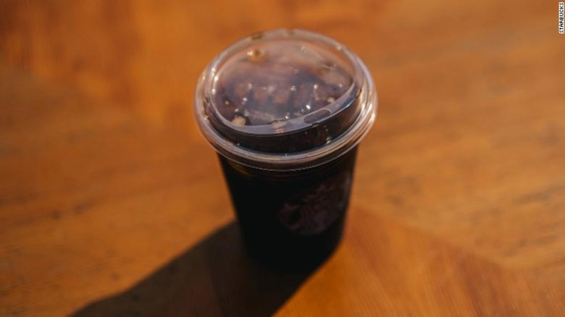 Las nuevas tapas de Starbucks libres de popotes.