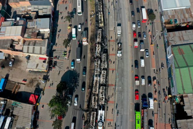 Vista aérea de buses quemados en Bogotá tras protestas y disturbios por la muerte de Javier Ordóñez.