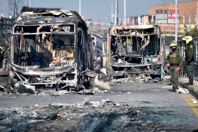 Buses quemados en Bogotá en protestas contra la brutalidad policial.