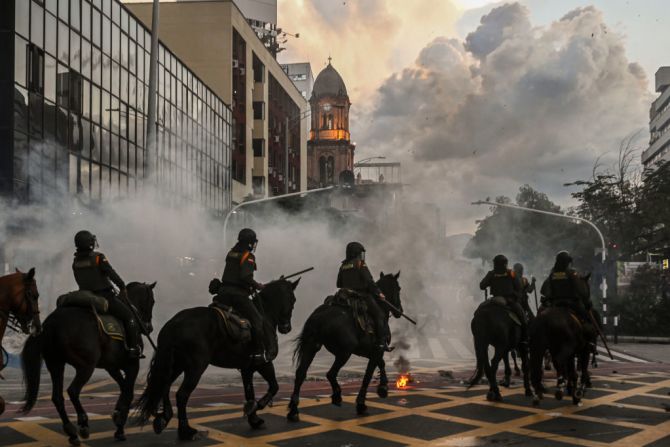 La Policía Nacional de Colombia le dijo a CNN que los arrestos se dieron por los delitos de daño a la propiedad pública y violencia contra los servicios públicos.