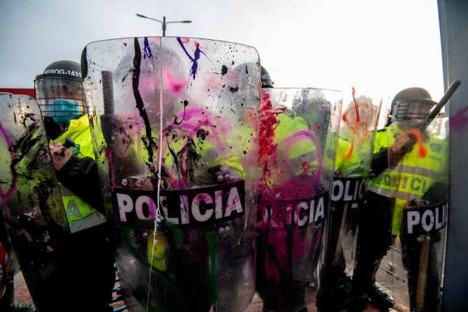 El ministerio de Defensa informó que 403 personas resultaron heridas en los disturbios, entre ellos 194 policías.