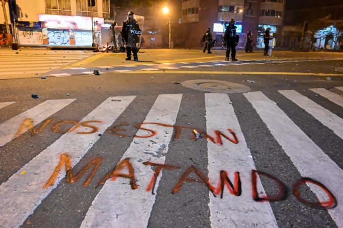 "Nos están matando", dice una ponta en una calle de Cali, tras protestas por la muerte de Javier Ordóñez en supuesto caso de brutalidad policial.