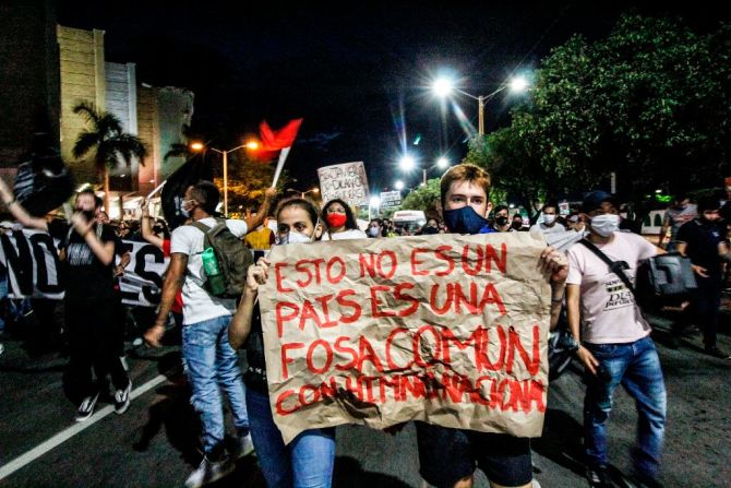 "Esto no es un país, es una fosa común con himno nacional", dice pancarta de manifestantes contra la brutalidad policial.