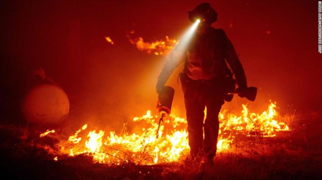 Bomberos tratan de contener el incendio Bear en el área de Berry Creek, en California.