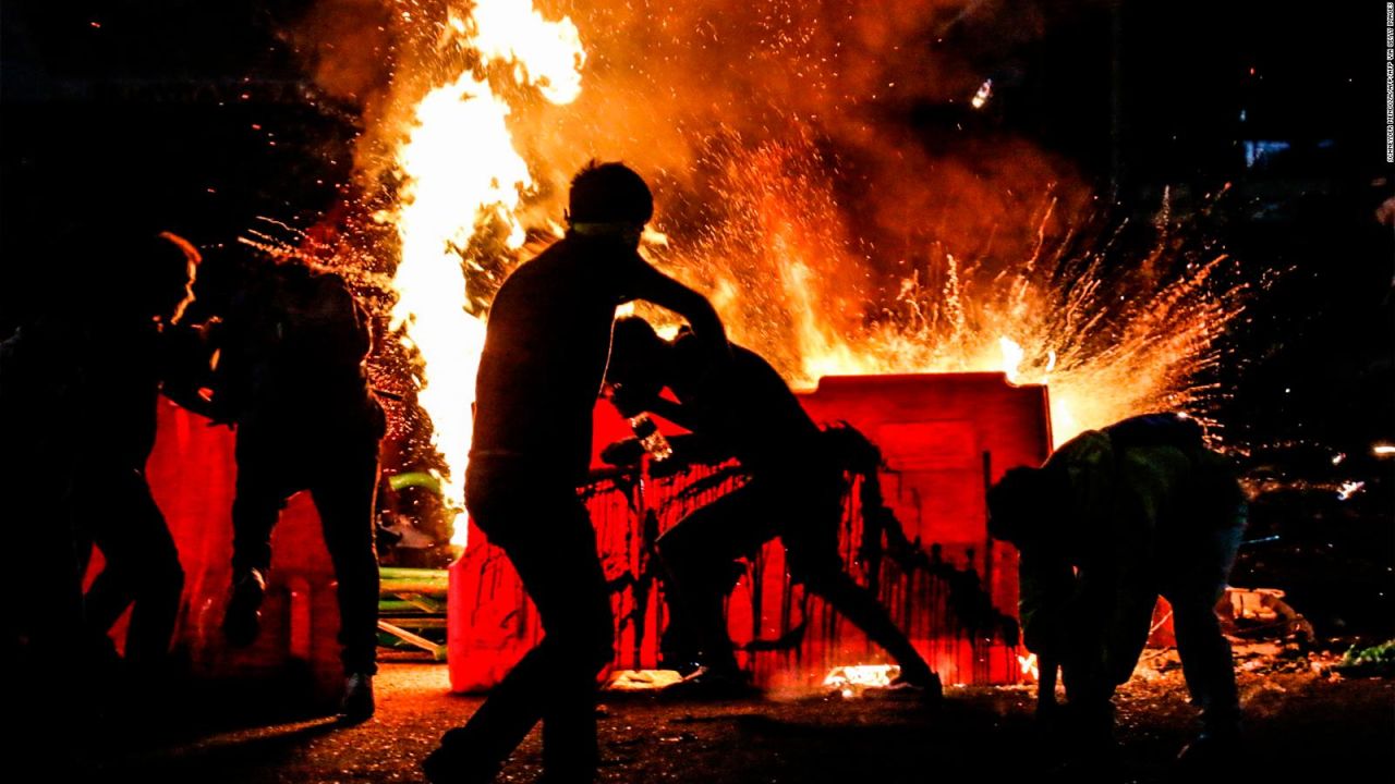 CNNE 892755 - no cede la tension en bogota tras segunda noche violenta