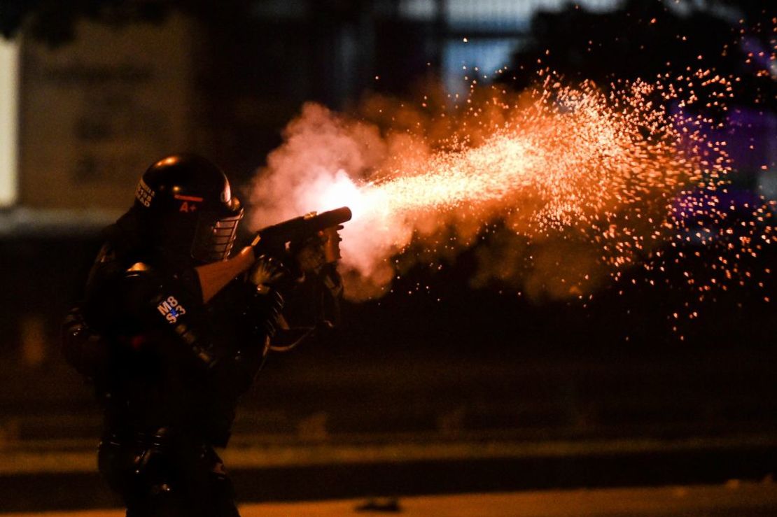 Un miembro del Esmad, la policía antidisturbios de Colombia, dispara gas lacrimógeno contra los manifestantes en Cali este 10 de septiembre.