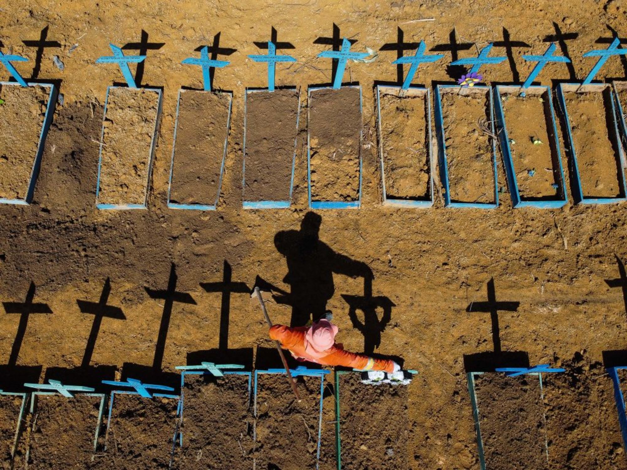 CNNE 893290 - topshot-brazil-health-virus-cemetery