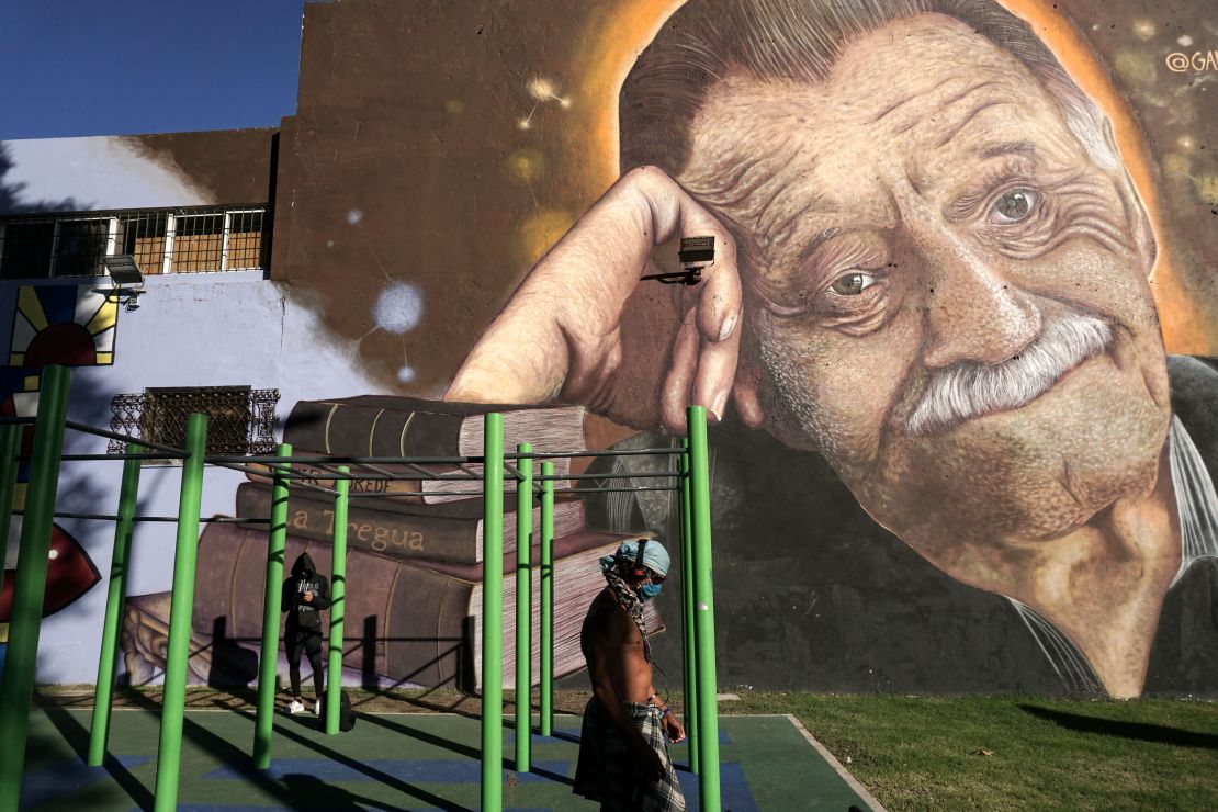 Un grupo de hombres hace ejercicio delante de un mural del artista callejero José Gallino que representa al escritor uruguayo Mario Benedetti, en la Plaza Zelmar Michelini en Montevideo. Benedetti la menciona en el libro "La casa y el Ladrillo" (Eitan Abramovich/ AFP/ Getty Images).