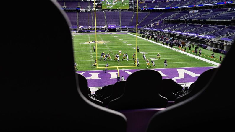 El mariscal de campo de los Green Bay Packers, Aaron Rodgers, retrocede para lanzar la bola durante un juego contra los Minnesota Vikings, el domingo 13 de septiembre. Desliza para ver más imágenes. Hannah Foslien / Getty Images