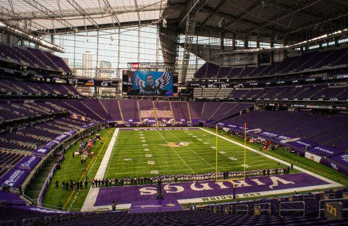 Los Minnesota Vikings rinden homenaje a George Floyd antes de su partido contra los Green Bay Packers el domingo. La familia de Floyd estuvo presente en el juego. Stephen Maturen / Getty Images