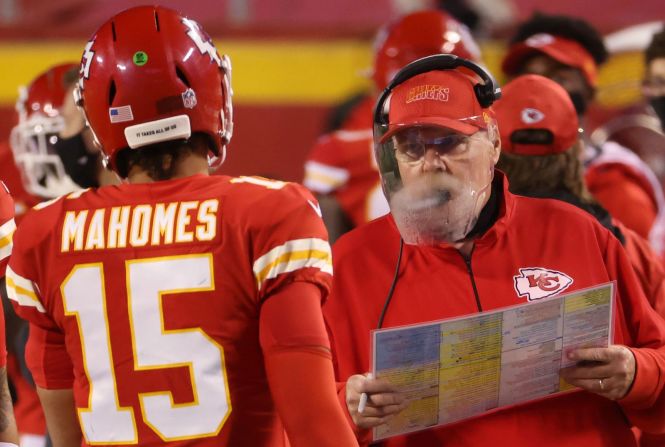 El entrenador en jefe de los Kansas City Chiefs, Andy Reid, habla con el mariscal de campo Patrick Mahomes detrás de un protector facial durante su juego contra los Houston Texans el jueves 10 de septiembre. Jamie Squire / Getty Images